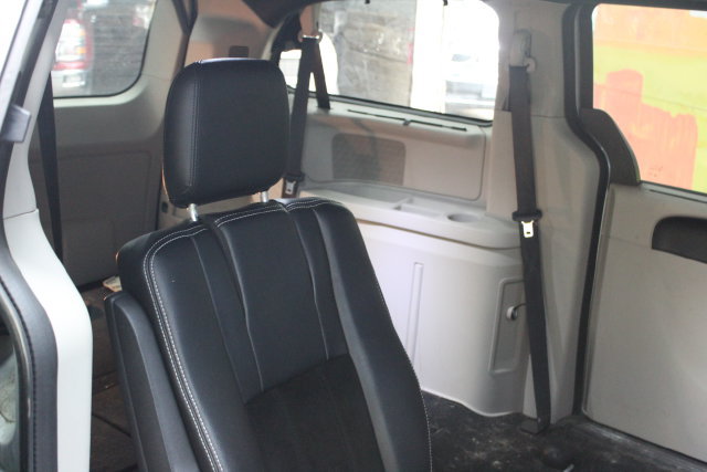 Used 2016 Dodge Grand Caravan SXT FWD image 9