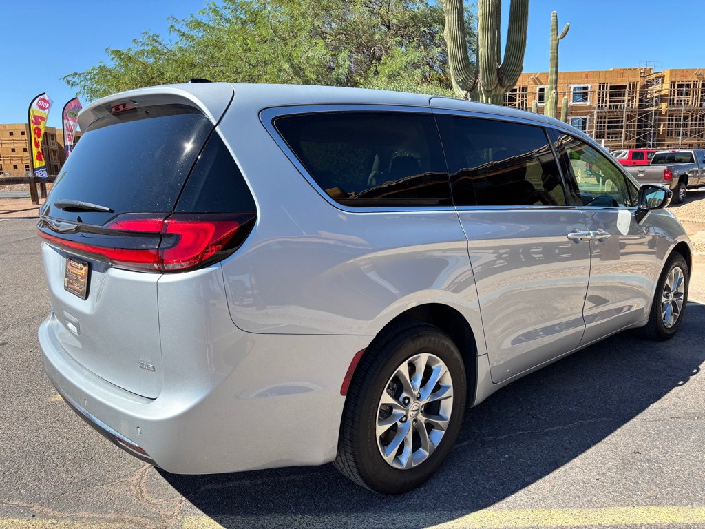Used 2024 Chrysler Pacifica Touring-L AWD/4WD image 8