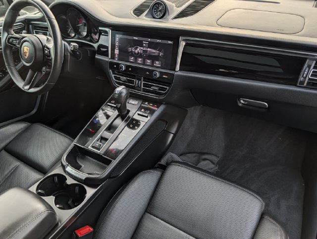 Used 2025 Porsche Macan Turbo AWD/4WD image 34