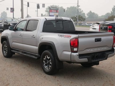 Used 2018 Toyota Tacoma TRD Off-Road w/ Technology Package AWD/4WD image 9