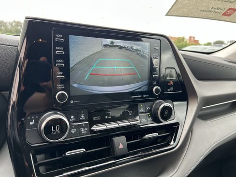 Used 2020 Toyota Highlander XLE AWD/4WD image 29