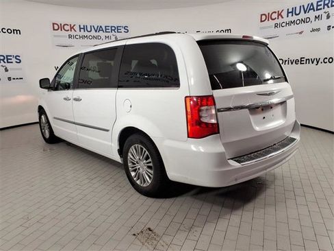 Used 2014 Chrysler Town & Country Touring-L w/ Driver Convenience Group image 6
