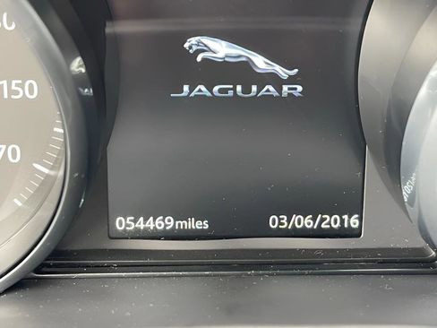 Used 2018 Jaguar F-PACE Premium image 32