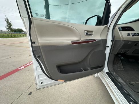 Used 2013 Toyota Sienna XLE w/ Entertainment Pkg FWD image 34