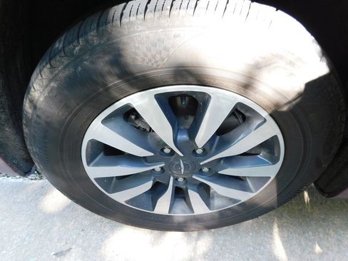 Used 2023 Chrysler Pacifica Touring-L FWD image 7