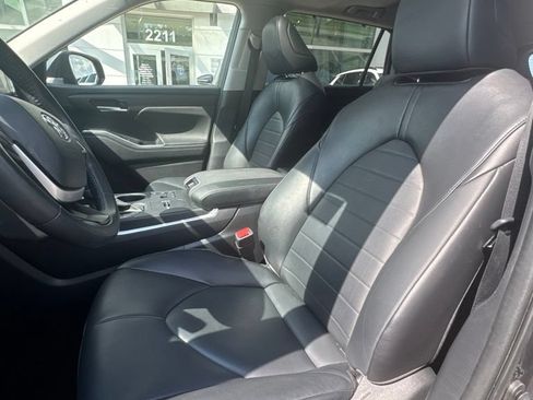 Used 2023 Toyota Highlander XLE AWD/4WD image 11