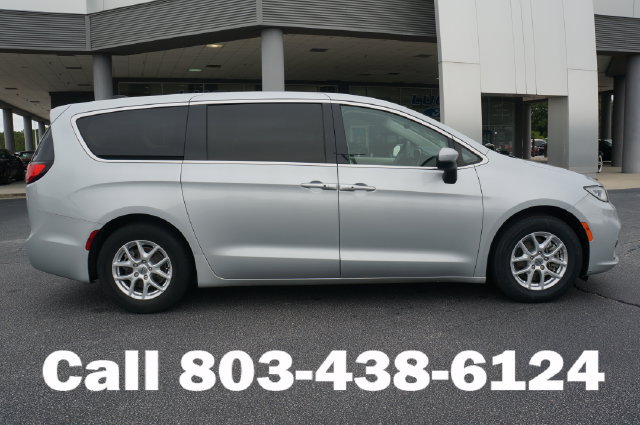 Used 2023 Chrysler Pacifica Touring-L FWD image 2