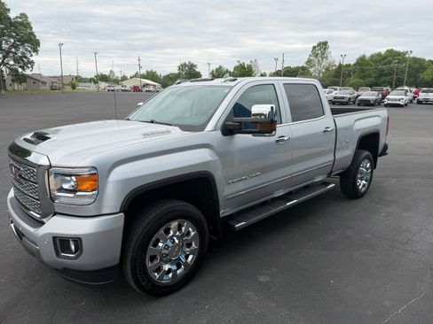 Used 2019 GMC Sierra 2500 Denali w/ Duramax Plus Package AWD/4WD image 12