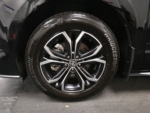Used 2025 Toyota Sienna Platinum AWD/4WD image 36