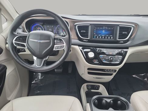 Used 2021 Chrysler Voyager Lxi image 13