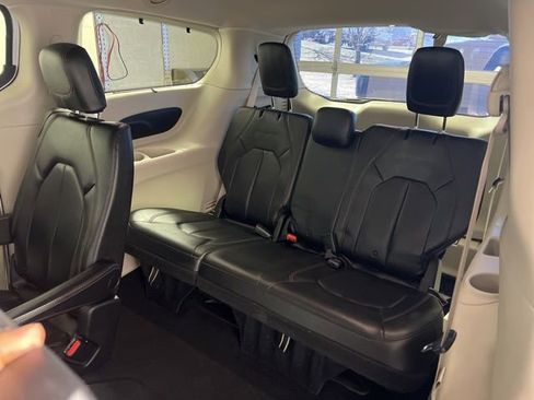 Used 2019 Chrysler Pacifica Touring-L image 26