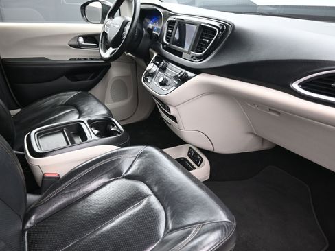 Used 2020 Chrysler Pacifica Touring-L image 27