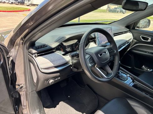 Used 2024 Jeep Compass Latitude AWD/4WD image 49