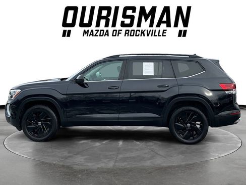 Used 2024 Volkswagen Atlas SE w/ Panoramic Sunroof Package image 3