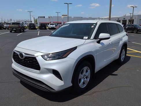 Used 2023 Toyota Highlander L image 3