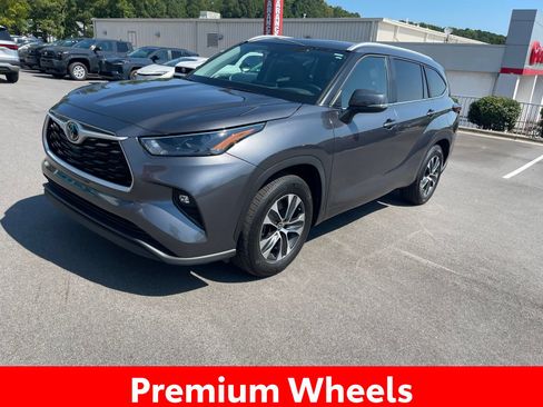 Used 2025 Toyota Highlander XLE FWD image 14