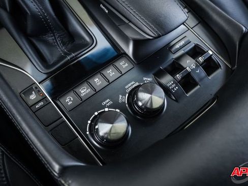 Used 2018 Lexus LX 570 4WD image 21