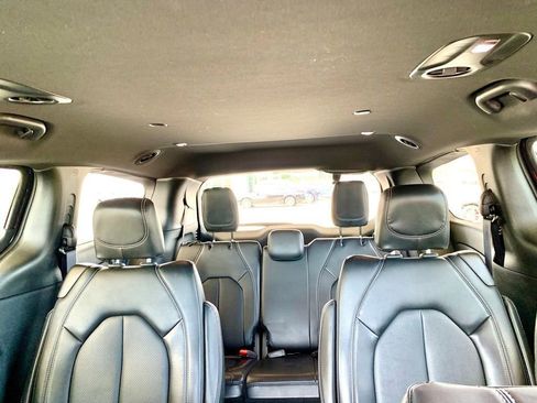 Used 2025 Chrysler Pacifica Select image 17