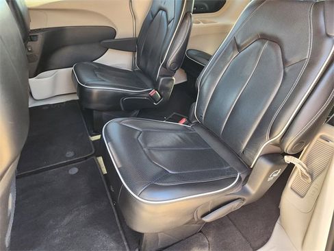 Used 2022 Chrysler Pacifica Limited image 13