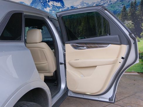 Used 2019 Cadillac XT5 FWD image 28