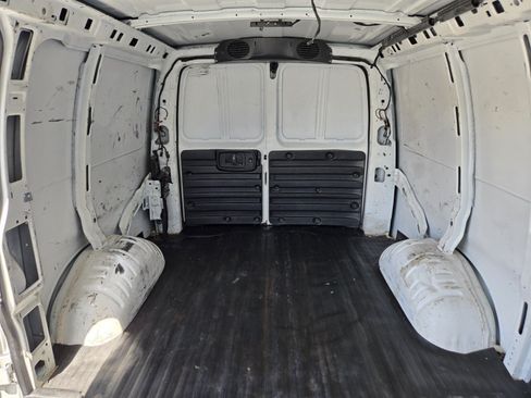 Used 2015 GMC Savana 2500 RWD image 10