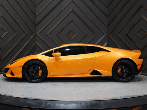 Used 2020 Lamborghini Huracan EVO image 11