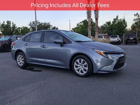 Used 2023 Toyota Corolla LE FWD image 2