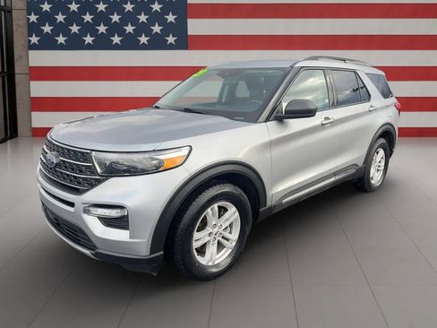 Used 2023 Ford Explorer XLT w/ Equipment Group 202A image 7