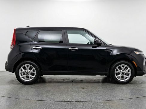 Used 2025 Kia Soul LX w/ LX Technology Package image 11