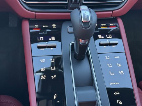 New 2025 Porsche Macan image 31