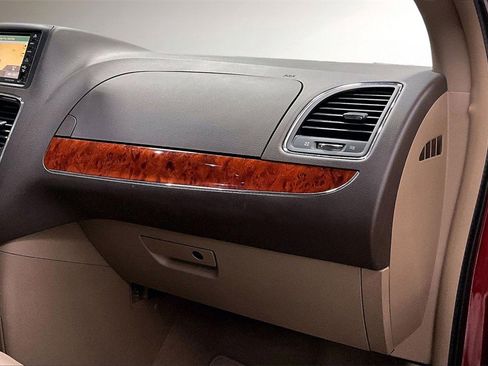 Used 2016 Chrysler Town & Country Touring-L image 27