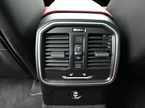 Certified 2022 Porsche Macan image 17