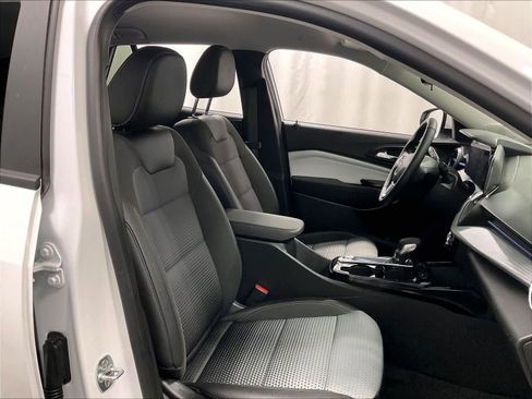 Used 2025 Chevrolet Trax LT w/ LT Convenience Package image 11