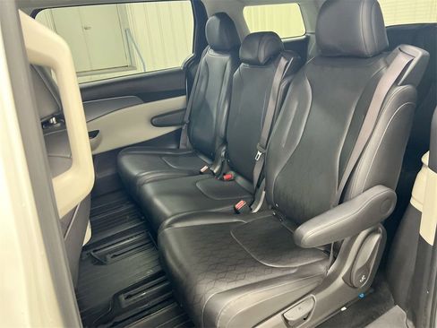 Used 2023 Kia Carnival LX image 22