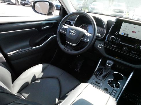 Certified 2025 Toyota Highlander XLE AWD/4WD image 9
