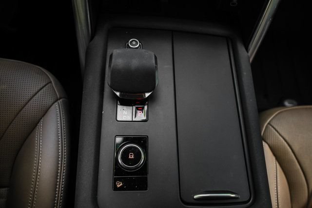 Used 2024 Land Rover Discovery Dynamic SE AWD/4WD image 31