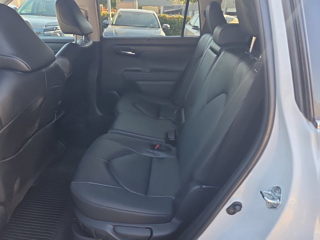 Used 2026 Toyota Highlander XLE AWD/4WD image 12