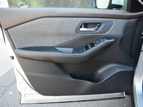 Used 2023 Nissan Rogue SV AWD/4WD image 13