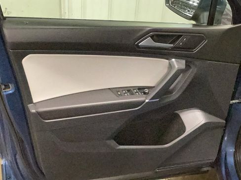 Used 2018 Volkswagen Tiguan SE w/ Panoramic Sunroof Package image 11