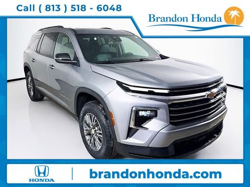 Used 2025 Chevrolet Traverse LT FWD image 1