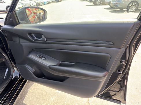 Used 2024 Nissan Altima 2.5 S FWD image 11
