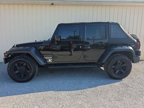Used 2015 Jeep Wrangler Unlimited Sahara w/ Dual Top Group AWD/4WD image 9