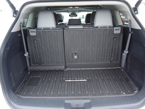 Used 2024 Toyota Highlander Limited image 35