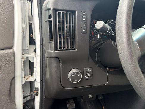 Used 2016 Chevrolet Express 3500 RWD image 21
