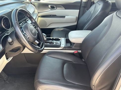 Used 2022 Kia Carnival LX image 10