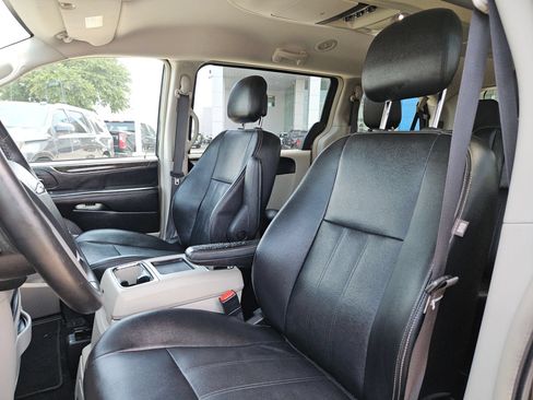 Used 2016 Chrysler Town & Country Touring FWD image 13