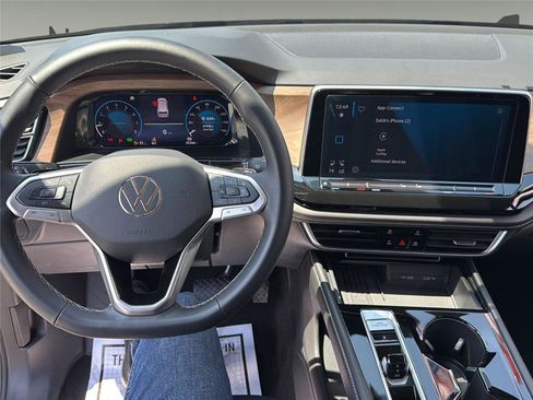 Used 2025 Volkswagen Atlas SE AWD/4WD image 18