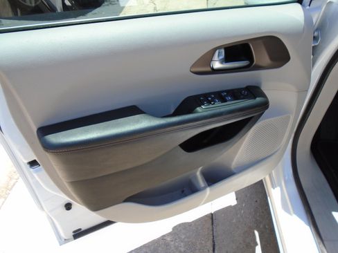Used 2017 Chrysler Pacifica Touring-L FWD image 21