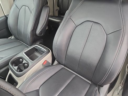 Used 2024 Chrysler Pacifica Touring-L image 15