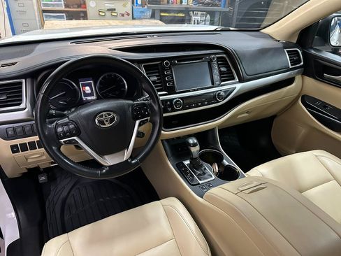 Used 2019 Toyota Highlander XLE AWD/4WD image 15